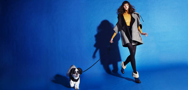 <strong>BALLY｜バリー</strong><br />ボリュームたっぷりのコートは、モードにもデイリーにも着こなせるアイテム。かなり大きめなフードもインパクト大。ブーティを合わせて軽快に。千鳥柄コート 61万9500円、ニット 6万3000円、ニットパンツ 5万4600円、ベルト 参考商品、ムートンシューズ 13万1250円（すべてバリー）