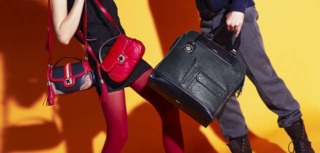 <strong>BALLY｜バリー</strong><br /><strong>WOMAN</strong> 今季のバリーを代表するバッグ「Ellie（エリー）」が主役。大きなタッセルづかいが目を引く。スイスクロスドレス 11万250円、ショルダーバッグ 各13万4400円<br /><strong>MAN</strong> ブランド創設160周年を記念してつくられたバッグ。ガジェット・ポケットが付けられて、使い勝手も抜群だ。ニット 5万6700円、ヘリンボーンパンツ 6万1950円、リバーシブルベルト 2万8350円、トートバッグ 16万2750円、レースアップブーツ 9万6600円（すべてバリー）