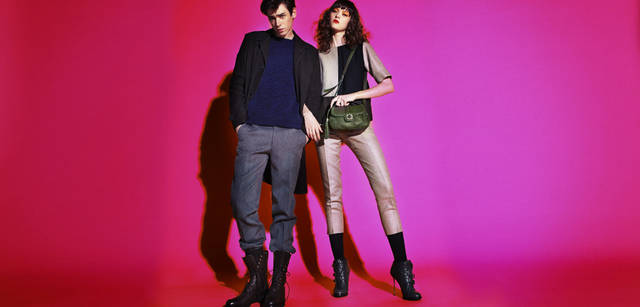 <strong>BALLY｜バリー</strong><br /><strong>MAN</strong> シンプルで品のあるコーディネイトに、足もとはレースアップブーツを合わせるというはずしテクニック。レザーコート 40万8450円、ニット 5万6700円、ヘリンボーンパンツ 6万1950円、レースアップブーツ 9万6600円<br /><strong>WOMAN</strong> カラーブロックも、こんなシックな色だとエレガント。トップス 21万円、パンツ 6万3000円、ショルダーバッグ 13万4400円、バックルブーツ 19万9500円　（すべてバリー）