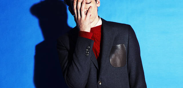 <strong>BALLY｜バリー</strong><br />シンプルなジャケットも、レザーパッチポケットがぐっと遊び心を感じさせる。ジャケット 24万4650円、シャツ 4万8300円、ニット 5万6700円（すべてバリー）