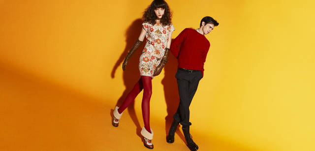 <strong>BALLY｜バリー</strong><br /><strong>WOMAN</strong> 重厚感のあるフラワー柄のゴブラン生地を用いたセットアップ。レトロシックな着こなしに。トップス 11万250円、フラワーゴブランスカート 9万300円、グローブ 8万1900円、フラワーゴブランムートンシューズ 16万5900円<br /><strong>MAN</strong> フロントに2本だけ入れられたケーブル編みニットがシンプルな潔さを醸す。シャツ 4万8300円、ニット 5万6700円、パンツ 6万1950円、リバーシブルベルト 2万8350円、レースアップブーツ 9万6600円（すべてバリー）