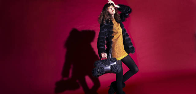 <strong>BALLY｜バリー</strong><br />真冬にはこんなファーコート×ブライトカラーのインナーの組み合わせにトライしたい。リバーシブルファーコート 41万4750円、ドレス 18万3750円、カールファーバッグ 20万1600円、カールファーブーツ 19万9500円（すべてバリー）