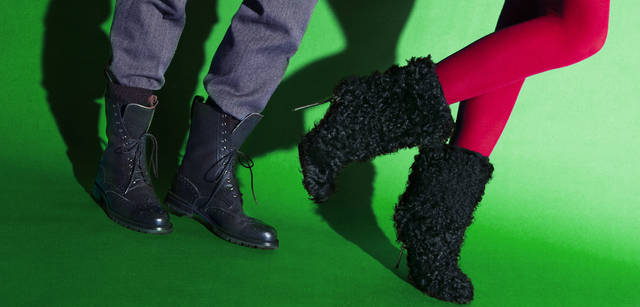 <strong>BALLY｜バリー</strong><br /><strong>MAN</strong> 上品なヘリンボーンパンツも、思いきってブーツイン。パンツ 6万1950円、レースアップブーツ 9万6600円<br /><strong>WOMAN</strong> モコモコのカールファーにアイスピックのような細いヒールで、ピリっとした辛さをくわえて。カールファーブーツ 19万9500円（すべてバリー）