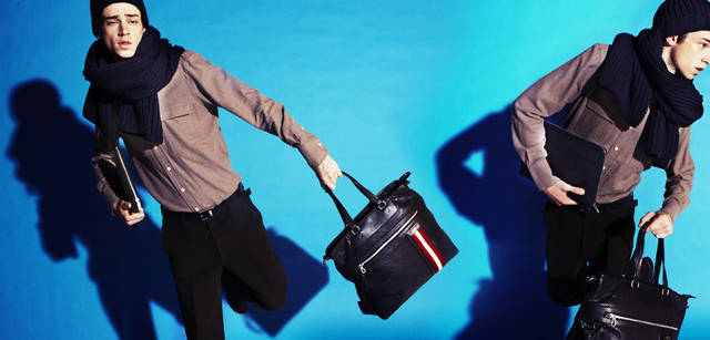 <strong>BALLY｜バリー</strong><br />ローゲージのニットキャップとマフラーで、トップにボリュームをもたせて。シャツ 3万450円、パンツ 4万8300円、リバーシブルベルト 2万8350円、ローゲージマフラー 3万450円、ニットキャップ 1万5750円、ウィングチップブーツ 6万1950円、トートバッグ 13万1250円、iPadケース 8万850円（すべてバリー）