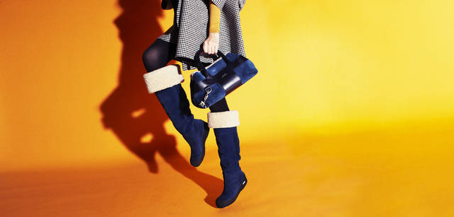 <strong>BALLY｜バリー</strong><br />内側にムートンがあしらわれたカーリングブーツは、あたたかく使い心地も抜群。千鳥柄コート 61万9500円、ニット 6万3000円、ムートンバッグ 16万8000円、カーリングロングブーツ 9万3450円（すべてバリー）
