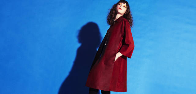 <strong>BALLY｜バリー</strong><br />2012年春夏プレコレクションから登場したレザーコートは、落ちついた色合いとAラインシルエットが特徴的。コート 84万円（バリー）