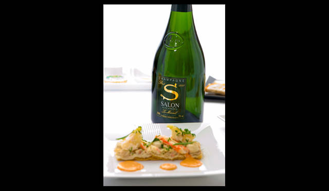 <strong>JALファーストクラス 「究極の空の旅」</strong>　“幻のシャンパーニュ”と呼ばれるフランス・サロン社のシャンパン。航空会社でこのシャンパンを提供できるのはJAL一社のみだ。