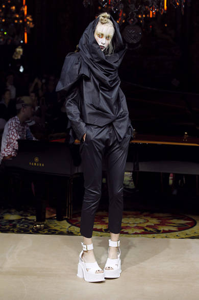 SS12_Westwood_009 <strong>VIVIENNE WESTWOOD GOLD LABEL|ヴィヴィアン・ウエストウッド・ゴールドレーベル</strong> 2012年春夏コレクション速報!