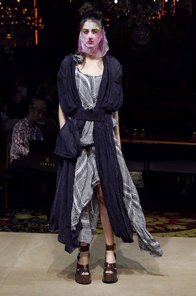 SS12_Westwood_014 <strong>VIVIENNE WESTWOOD GOLD LABEL|ヴィヴィアン・ウエストウッド・ゴールドレーベル</strong> 2012年春夏コレクション速報!