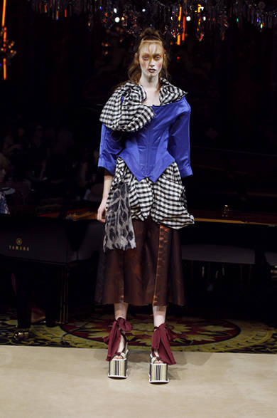 SS12_Westwood_018 <strong>VIVIENNE WESTWOOD GOLD LABEL|ヴィヴィアン・ウエストウッド・ゴールドレーベル</strong> 2012年春夏コレクション速報!