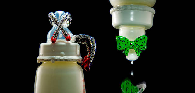 <strong>Justin Davis｜ジャスティン デイビス</strong>　「2011クリスマスコレクション」　左／バーレスクダンスを表現した、斬新でセクシーなリング「バーレスクリング」5万2500円、右／インパクトある大ぶりのリボンリング。創意を凝らした精密なアートワークにより、レオパード柄を表現した作品「リボンリング」6万3000円