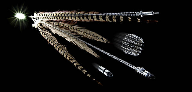 <strong>Justin Davis｜ジャスティン デイビス</strong>　「2011クリスマスコレクション」　オニキスをあしらい、フロントにクラウンをセット。「弾丸ネックレス」3万7800円、オニキスをあしらった、弾丸モチーフのクールなピアス「弾丸ピアス」2万3100円（片耳売り）、ひとつひとつのパーツをつなげ、シャープなフォルムに仕上げた弾丸モチーフのリング「弾丸リング」4万950円から