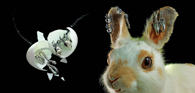 <strong>Justin Davis｜ジャスティン デイビス</strong>　「2011クリスマスコレクション」　左から／ツイスト型にデザインされたスネークのリングは指もとをクールに演出「スネークリング」3万6750円、架空の動物ジャッカロープをモチーフにした、お守りのような意味をもつキュートなペンダント「ジャッカロープペンダント」2万9400円、「オニキスチェーン」1万9950円、「ジャッカロープピアス」各1万7850円（片耳売り）、パールを持つマーメイドがとても神秘的な表情のユニークなピアス「マーメイドピアス」2万1000円（片耳売り）、コブラの表情をリアルに表現したフック型のピアス「コブラピアス」2万2050円（片耳売り）