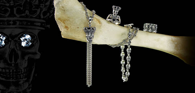 <strong>Justin Davis｜ジャスティン デイビス</strong>　「2011クリスマスコレクション」　左から／フリンジがエレガントな印象のスカルペンダント「スカルペンダント」5万9850円、「バラチェーン」3万4650円から、スカルがハートをプレゼントしているハッピーなデザイン「スカルリング（ハート）」4万7250円、舌を出したスカルがいるユニークなデザイン「スカルブレスレット」5万4600円、スカルが楽しそうにダンスしているハッピーでキュートなデザイン「スカルリング（ダンス）」3万7800円