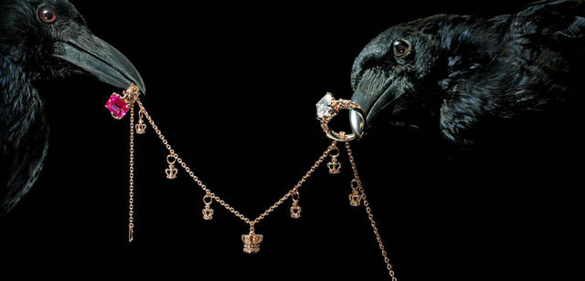 <strong>Justin Davis｜ジャスティン デイビス</strong>　「2011クリスマスコレクション」　左から／スクエアストーンとサイドのユリのモチーフがエレガントな印象「ピンクストーンリング」4万6200円、クラウンモチーフのチャームが首もとをエレガントに演出「クラウンチャームネックレス」5万2500円、「クリアストーンリング」4万6200円