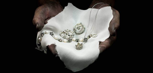 <strong>Justin Davis｜ジャスティン デイビス</strong>　「2011クリスマスコレクション」　ブランドを象徴するモチーフとパールをあしらった上品なブレスレット「パールブレスレット」4万5150円から、クロスとマーキス型のストーンをセットした繊細なリング。ペアや重ねづけにお薦め。「クロスリング」各2万6250円、クラウンとマーキス型のストーンをセットした繊細なリング「クラウンリング」各2万5200円、メインモチーフのクラウンのエレガントなネックレス「クラウンネックレス」2万7300円