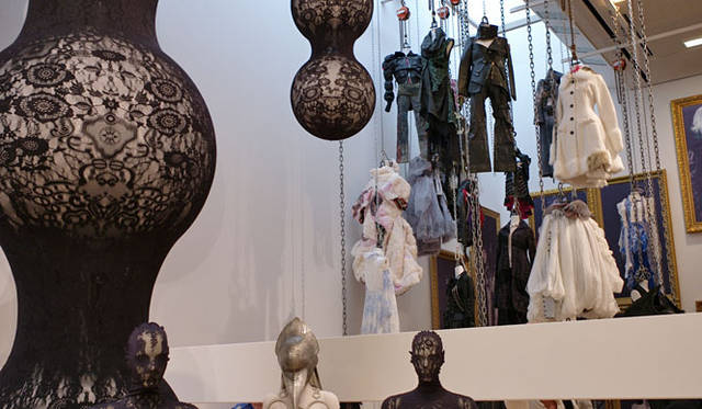 <strong>東京オペラシティ アートギャラリー｜「感じる服 考える服：東京ファッションの現在形」展</strong>　手前：SOMARTA