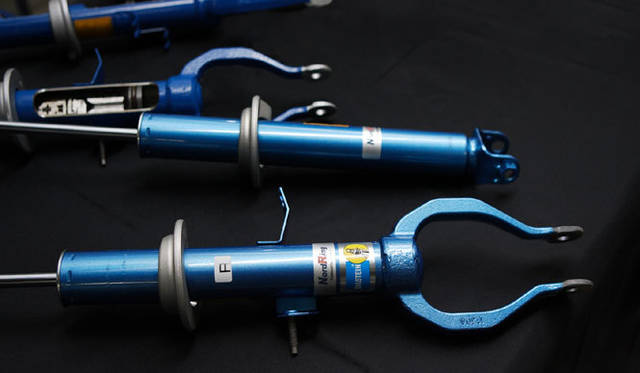 <strong>NISSAN GT-R｜日産 GT-R</strong>　For TRACK PACK専用サスペンション