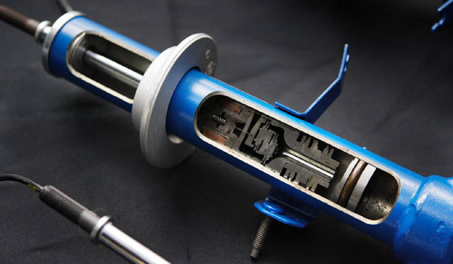 <strong>NISSAN GT-R｜日産 GT-R</strong>　For TRACK PACK専用サスペンション