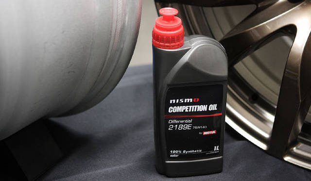 <strong>NISSAN GT-R｜日産 GT-R</strong>　NISMOがモータースポーツ用としてラインナップし、高性能を実証してきたディファレンシャル用オイル「MOTUL製NISMO COMPETITION OIL type2189E」を全車に標準装備。