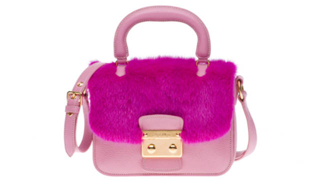 <strong>MIU MIU｜ミュウミュウ</strong>　ミュウミュウ 銀座店限定バッグ（山羊革×ミンクファー） [W22×H15.5×D8cm] 22万500円（ミュウミュウ／ミュウミュウ 銀座店）