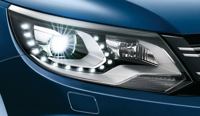 <strong>Volkswagen Tiguan｜フォルクスワーゲン ティグアン</strong>　車体の傾きに反応して上下の光軸を自動調整するオートハイトコントロール機能つきのバイキセノンヘッドライド。ヘッドライトの汚れを落とし、クリアな視界を確保するヘッドライトウォッシャーも装備。