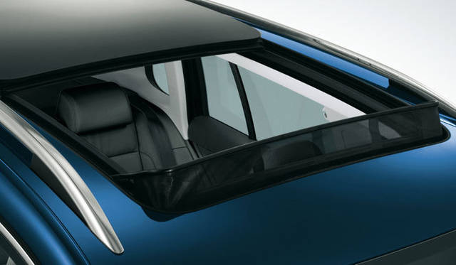 <strong>Volkswagen Tiguan｜フォルクスワーゲン ティグアン</strong>　受注生産オプションとして用意される電動パノラマスライディングルーフ。