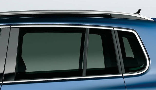 <strong>Volkswagen Tiguan｜フォルクスワーゲン ティグアン</strong>　日差しを抑え室内のプライバシーを確保し、居住空間の快適性を向上させるというダークティンテッドガラス。