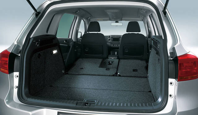 <strong>Volkswagen Tiguan｜フォルクスワーゲン ティグアン</strong>　ラゲッジスペースの容量は通常470リットルのところ