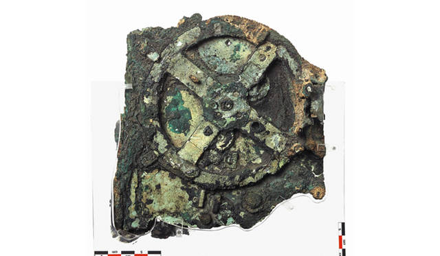 　1901年、エーゲ海 アンティキティラの沈没船のなかから発見された「アンティキティラ島の機械」。 