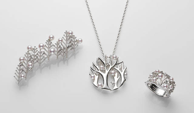 <strong>MIKIMOTO｜ミキモト</strong>　「Christmas Collection 2011」　セントラルパークに雪が降り積もる冬の情景を表現。連なる木々にパールやダイアモンドの雪が輝いて、絵のように美しいデザインが印象的。左から、ブローチ[WGK18×ダイアモンド×アコヤ真珠]29万4000円、ペンダント25万2000円、リング20万4750円