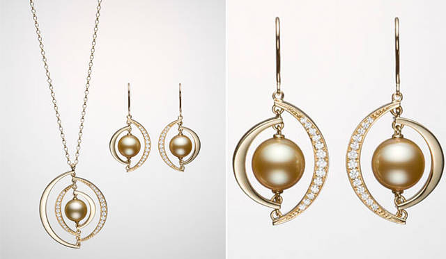 <strong>MIKIMOTO｜ミキモト</strong>　「Christmas Collection 2011」　ニューヨークのさまざまなイメージをジュエリーで表現。真珠を囲むように配されたゴールドやダイアモンドが優しく揺れて、アクティブに活躍する女性を華やかに彩る。ペンダント[YGK18×ダイアモンド×白蝶真珠（ゴールデン）]46万2000円、ピアス49万3500円