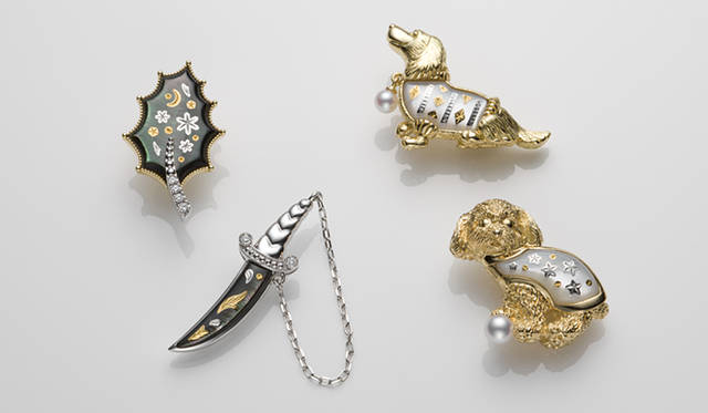 <strong>MIKIMOTO｜ミキモト</strong>　「Christmas Collection 2011」　16世紀にフランスで誕生し、19世紀末に一度途絶えた幻の技法「ピクウェ」。その繊細な技法を現代に甦らせ、愛らしいモチーフに優美な模様をほどこしたシリーズ。男性にもお薦めのピンブローチ。左から、ヒイラギモチーフのピンブローチ[WGK18×ダイアモンド×黒蝶貝 ]19万9500円、ナイフモチーフ[ WGK18×ダイアモンド×黒蝶貝]17万8500円、ミニチュアダックスフンド[YGK18×アコヤ真珠×白蝶貝]21万円、トイプードル20万4750円