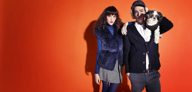 <br /><strong>WOMAN</strong> シンプルなブルーのタートルネックニットと千鳥格子柄スカートの組み合わせに、ファーベストをくわえるだけで一気に今年らしくなる。ファーベスト 75万750円、ニット 6万3000円、千鳥柄スカート 7万2450円<br /><strong>MAN</strong> シンプルなアイテムだからこそ、丈やサイズ感が重要。カーディガン 9万6600円、シャツ 3万450円、ヘリンボーンパンツ 6万1950円、リバーシブルベルト 2万8350円、キャップ 参考商品（すべてバリー）