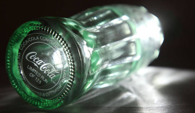 <strong>コカ・コーラ×パスザバトン</strong>　“コンツアーボトル”を再利用した「コカ・コーラ　ボトルライト」125個限定発売