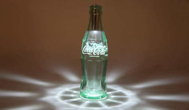 <strong>コカ・コーラ×パスザバトン</strong>　“コンツアーボトル”を再利用した「コカ・コーラ　ボトルライト」125個限定発売