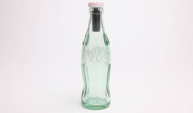 <strong>コカ・コーラ×パスザバトン</strong>　“コンツアーボトル”を再利用した「コカ・コーラ　ボトルライト」125個限定発売