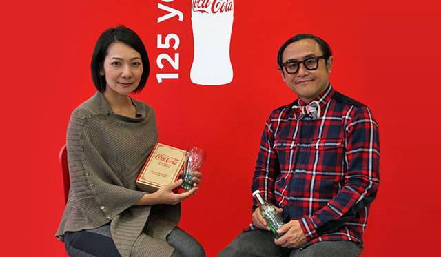 <strong>コカ・コーラ×パスザバトン</strong>　左／日本コカ･コーラ ライセンス 清田美佐子さん、右／スマイルズ代表取締役社長 遠山正道氏