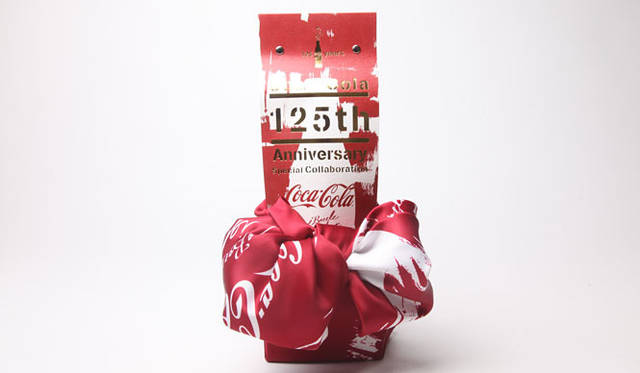 <strong>コカ・コーラ×パスザバトン</strong>　“コンツアーボトル”を再利用した「コカ・コーラ　ボトルライト」125個限定発売
