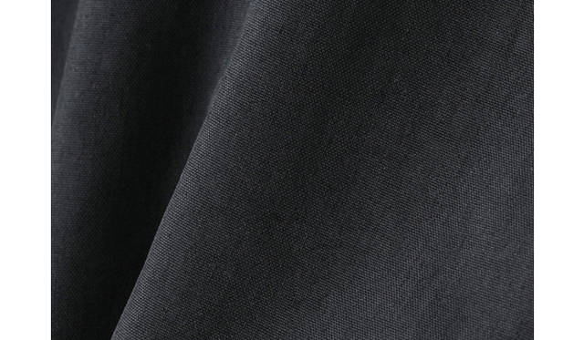 <strong>CIVILIZED｜シヴィライズド</strong>　CLEARED JACKET<br />「バッグやシューズの素材に使われることの多いコーデュラナイロンという素材で、ナイロンの7倍強度があると言われています。かなり密に織られているため、撥水性と耐久性、摩擦に対する強度が高く、頑丈。高度な機能が必要とされる過酷な状況下にも採用される高機能素材です。中には綿を薄く入れてあるだけなのですが、生地自体が密に織られているため風をとおさず、熱も逃げにくいので、真冬のアウターとして着ていただけます」