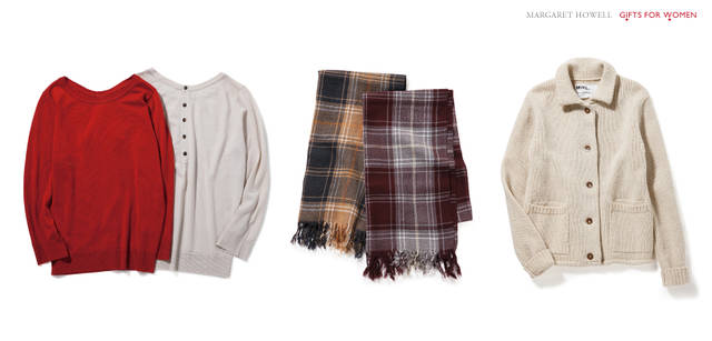 <strong>MARGARET HOWELL｜マーガレット・ハウエル</strong>　左から／ジョンスメドレー社別注ニット 各3万3600円、スカーフ 各3万450円（ともにマーガレット・ハウエル）、カーディガン 2万7300円（MHL.）