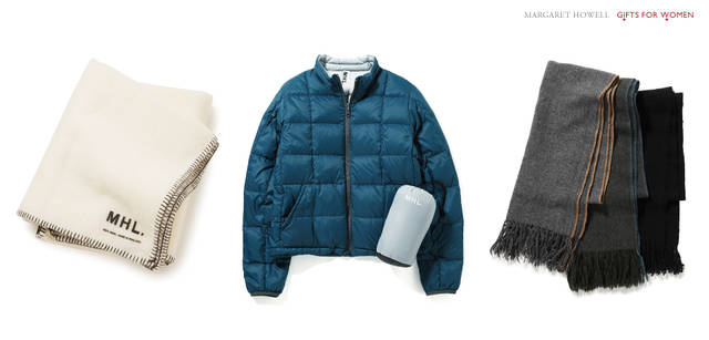 <strong>MARGARET HOWELL｜マーガレット・ハウエル</strong>　ブランケット 1万5750円、ダウンブルゾン 各3万1500円、マフラー 各1万4700円（すべてMHL.）