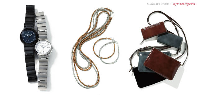 <strong>MARGARET HOWELL｜マーガレット・ハウエル</strong>　左から／時計（黒） 3万6750円、（シルバー） 3万1500円、パールネックレス 各2万3100円、パールブレスレット 各1万500円、財布 各1万9950円、パテントショルダーバッグ（ワインとグレー） 各1万6800円、ベルベットショルダーバッグ（黒） 1万2600円（すべてマーガレット・ハウエル）