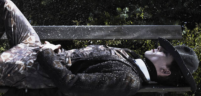 <strong>LANVIN｜ランバン</strong>　コート56万700円、シャツ4万2000円、パンツ11万1300円（以上ランバン ジャパン　Tel. 03-3289-2782） 