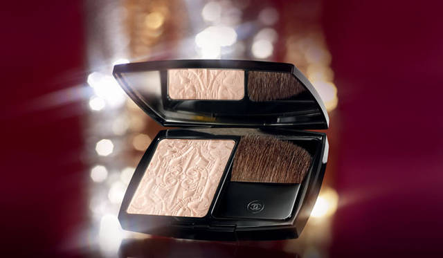<strong>CHANEL｜シャネル</strong> COLLECTION MAQUILLAGE NOËL 2011 特別限定品＜フェイスパウダー＞ルミエール スクルテ ドゥ シャネル　©CHANEL