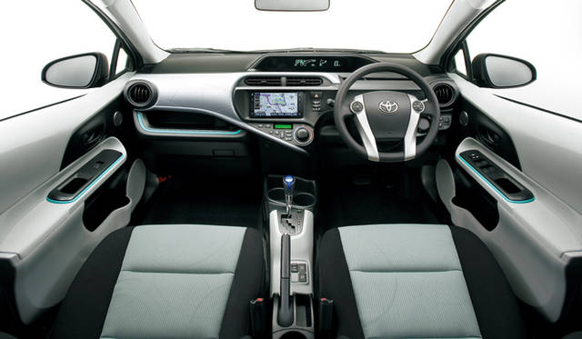 <strong>TOYOTA｜ 2011年12月発売予定のハイブリッド車「アクア」を日本初公開</strong>