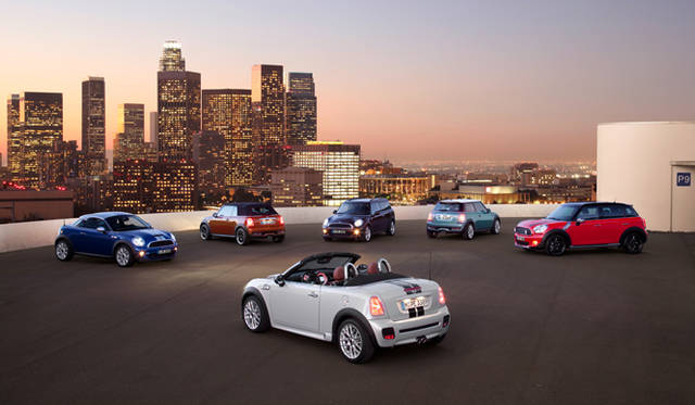 <strong>MINI 第42回東京モーターショーの概要を発表</strong>　写真手前、ロードスター。後方、左からクーペ、コンバーチブル、クラブマン、ハッチ、クロスオーバー。