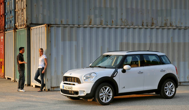 <strong>MINI CROSSOVER｜ミニ クロスオーバー</strong>