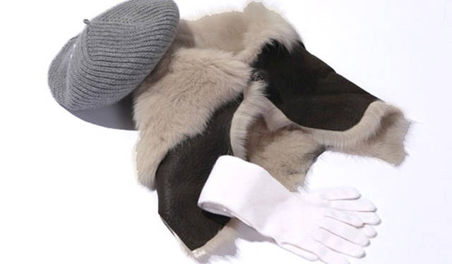 <strong>VULCANIZE LONDON｜ヴァルカナイズ・ロンドン</strong>　「ジョンストンズ」　カシミアベレー1万8900円、カシミアグローブ8400円、スヌード2万5200円（カール・ドノヒュー）