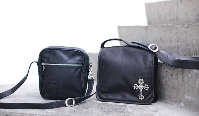 <strong>CHROME HEARTS｜クロムハーツ</strong>　左／ショルダーバッグ30万300円、右／ポストマンショルダーバッグ49万2450円